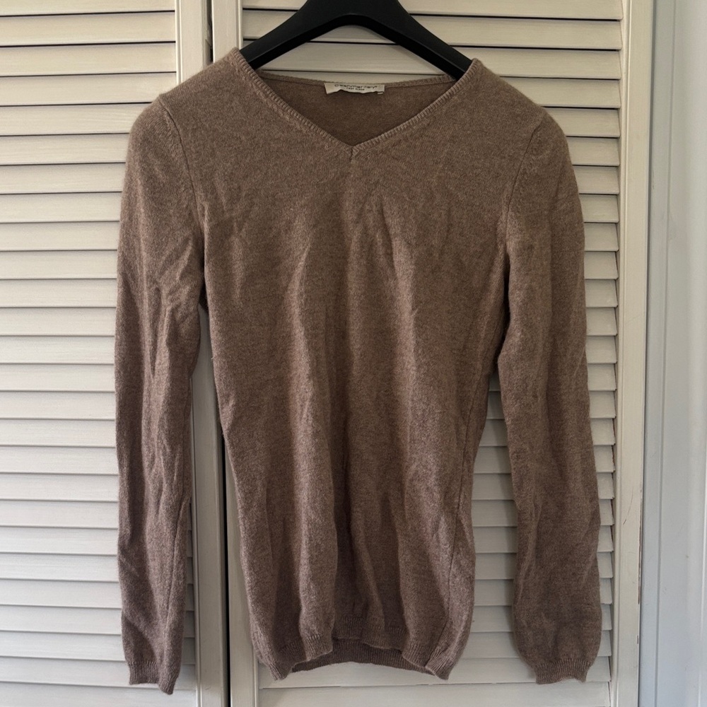 Women’s V-Neck Cashmere Sweater in Taupe
